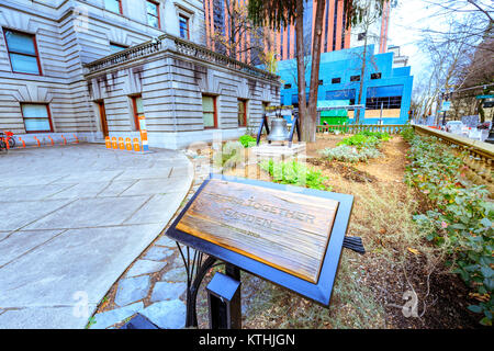 Portland, Oregon, Stati Uniti - 19 dic 2017 : Giardino segno a Portland city hall Foto Stock