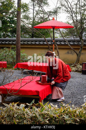 Kyoto, Giappone - Dic 25, 2015. Una donna asiatica con abiti kimono a casa da tè vicino a Kinkakuji Pagoda di Kyoto, Giappone. Foto Stock