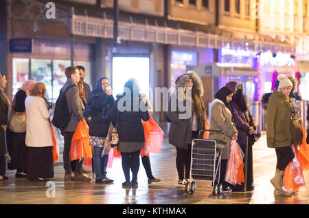 Gli amanti dello shopping al prossimo Boxing Day vendita al prossimo negozio su Queen Street a Cardiff, nel Galles. Gli amanti dello shopping in coda da 1am per la vendita con lo store apre le sue porte ai clienti alle 6 di questa mattina. Foto Stock