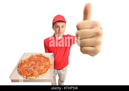 Teenage Pizza ragazzo delle consegne tenendo una pizza e facendo un pollice in alto gesto isolato su sfondo bianco Foto Stock