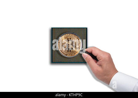 Bitcoins con candela stick diagramma grafico e la mano con lente di ingrandimento. Foto Stock