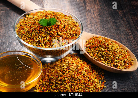 Bocce con bee di polline e di miele sul tavolo da cucina. Integratori alimentari Foto Stock