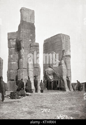 La porta di tutte le nazioni aka Gate di Xerxes, Persepolis, Iran, visto qui nel tardo XIX secolo. Dalle meraviglie del mondo, pubblicato c.1920. Foto Stock