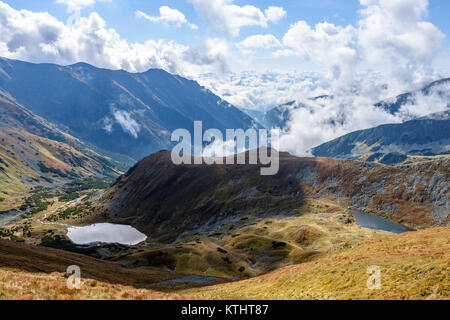 Carpazi slovacco montagna lago riflessioni in autunno. giornata soleggiata per escursionismo Foto Stock