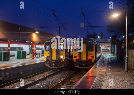 2 arriva Nord classe rampa 156 sprinter treni alla stazione di Lancaster Foto Stock