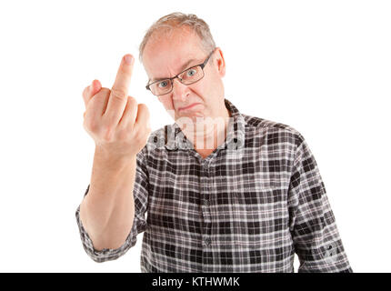 L'uomo orinato circa qualcosa sta mostrando il dito medio. Foto Stock