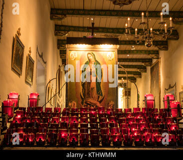 Preghiera candele in San Juan Capistrano mission Foto Stock