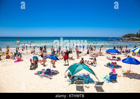SYDNEY, AUSTRALIA-DEC 21, 2014 :Persone in un momento di relax a Manly Beach a Sydney in Australia il 21 Dic. 2014 .Manly Beach è uno di una spiaggia famosa in tutto il mondo Foto Stock