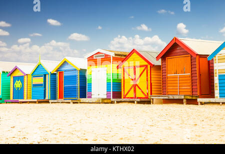 Belle case balneare sulla spiaggia di sabbia bianca a Brighton in Melbourne, Australia. Foto Stock