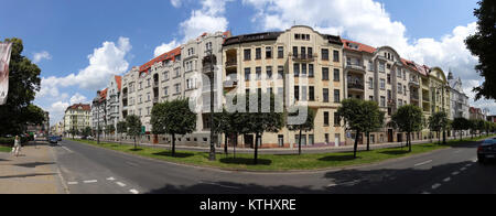 Questa immagine mostra un edificio situato in Mickiewicza 9, un indirizzo stradale, catturato nel luglio 2013. L'edificio rappresenta l'architettura locale e il design urbano. Foto Stock