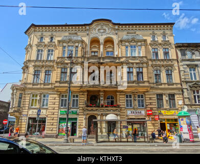 Questa foto cattura l'edificio situato in GdaÅ„ska 63, un indirizzo storico a Bydgoszcz, Polonia. L'edificio fa parte del paesaggio architettonico della città. Foto Stock