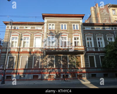 Questa fotografia cattura l'edificio situato in BDG Dworcowa 65, scattato il 7 febbraio 2013. L'immagine mette in evidenza le caratteristiche architettoniche dell'edificio e il suo contesto urbano nella zona. Foto Stock
