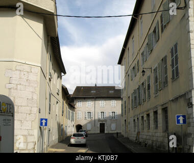 Rue du Chapitre è una strada situata a Belley, un comune nel dipartimento di Ain della regione dell'Alvernia-Rhône-Alpes nella Francia orientale. La strada è notevole per il suo significato storico e architettonico, con edifici come la Chapelle oratoire de la Sainte-Famille. Belley stessa è conosciuta per la sua ricca storia, tra cui il suo status di ex sede episcopale e il suo patrimonio architettonico ben conservato. :ContentReference[oaicite:1]{index=1} Foto Stock