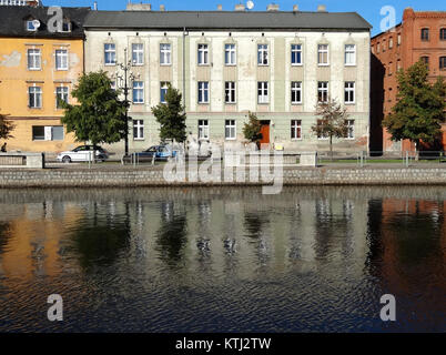 Questa foto cattura una vista sul fiume Brda a Bydgoszcz, Polonia, mostrando il paesaggio panoramico lungo il fiume cityâ. La città è conosciuta per i suoi affascinanti canali ed edifici storici. Foto Stock