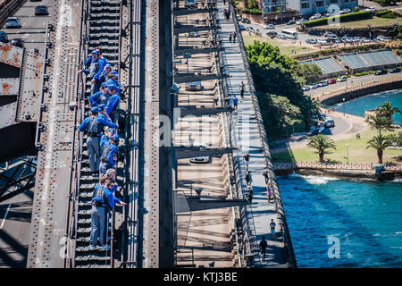 La gente che camminava sulla parte superiore del ponte del Porto di Sydney Foto Stock