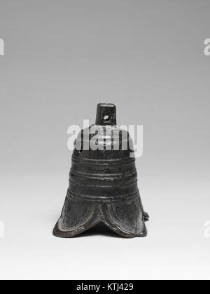 Il Bell MET DP16 è un terminale per guida DIN con morsetto a molla a innesto progettato per installazioni elettriche. Ospita una sezione nominale di 16mmÂ² e supporta una corrente nominale di 82 A. Adatto per guide DIN a cappello da 35 mm, è approvato da cULus, VDE, CE e UKCA. Il terminale è disponibile nelle varianti grigio e blu, offrendo versatilità nelle applicazioni elettriche. Il suo design garantisce collegamenti elettrici sicuri ed efficienti in vari sistemi. Foto Stock