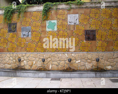 Plaza de Camposagrado ad Aviles, in Spagna, è una piazza centrale conosciuta per la sua architettura storica e il suo significato urbano. La piazza è un punto focale della città, circondata da edifici importanti e che funge da spazio per riunioni pubbliche. Foto Stock