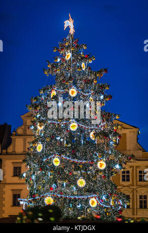 Praga, Repubblica Ceca- Dicembre 23, 2017: Praga albero di Natale sulla piazza della Città Vecchia di notte Foto Stock