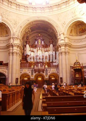 L'organo interno del Duomo di Berlino, costruito nel 1878, è un impressionante esempio di artigianato storico degli organi a canne. Situato nell'iconica cattedrale di Berlino, l'organo è stato parte integrante del ministero della musica della chiesa, migliorando i servizi di culto e i concerti per oltre un secolo. Foto Stock