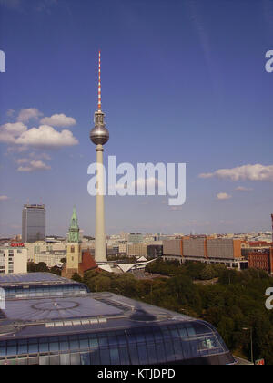 Il Berlin Fernsehturm, noto anche come la torre della televisione di Berlino, è una struttura iconica a Berlino, in Germania, che si erge a 368 metri. Serve sia come torre televisiva che come attrazione turistica che offre vedute panoramiche della città. Foto Stock