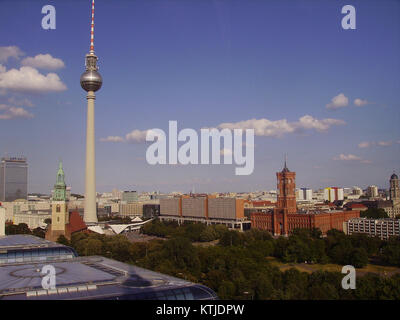 La Berlin Fernsehturm, o torre della televisione di Berlino, è un punto di riferimento a Berlino, in Germania. Con i suoi 368 metri di altezza, è una delle strutture più alte d'Europa e un simbolo di spicco della città. Foto Stock