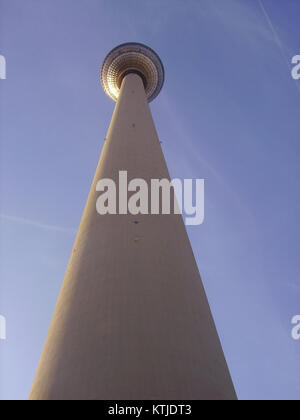 La Berlin Fernsehturm è una torre di telecomunicazioni a Berlino, in Germania. Con i suoi 368 metri di altezza, è la struttura più alta della Germania e un importante punto di riferimento della città. È stato completato nel 1969 e funge sia da torre di trasmissione che da popolare attrazione turistica con una piattaforma di osservazione che offre vedute panoramiche di Berlino. Foto Stock