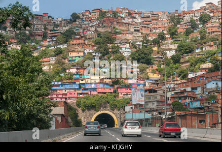Barrio de Caracas è un quartiere della capitale del Venezuela. Conosciuta per la sua vivace vita comunitaria e il ricco patrimonio culturale, l'area riflette sia le sfide che la resilienza della popolazione locale, contribuendo al diverso tessuto urbano di Caracas. Foto Stock