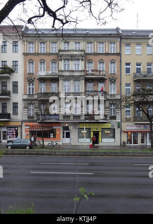 Questa immagine cattura una scena su Dominicusstraße nel quartiere Schöneberg di Berlino il 30 novembre 2013, mostrando il vivace ambiente urbano con particolare attenzione all'architettura e all'attività di strada in questa parte della città. Foto Stock