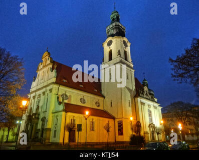 L'immagine mostra un edificio identificato come BDG kscNSPJ, scattato l'8 novembre 2013. Il significato dell'edificio non è specificato nei dati disponibili, ma probabilmente rappresenta una struttura architettonica o culturale in una particolare regione. Foto Stock
