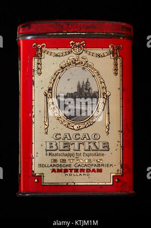 Betke cacao 100gr blikje è un prodotto di cioccolato Betke, confezionato in lattina da 100 grammi. Il prodotto fa parte della linea di prodotti di cacao dell'azienda, nota per il suo gusto ricco e la sua qualità. Foto Stock