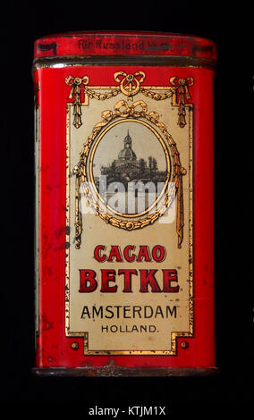 Questa immagine mostra una lattina da 100 grammi di cacao Betke, evidenziando il design del packaging. Il cacao Betke è noto per il suo cacao di alta qualità, spesso utilizzato per bevande e per scopi di cottura. Foto Stock