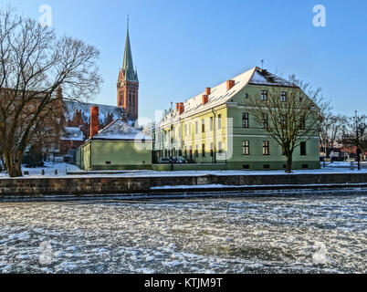 Fotografia che cattura le celebrazioni della Bonfire Night a Lampeter, Galles, nel 1983. L'immagine mostra la comunità che si riunisce intorno al falò, evidenziando l'atmosfera festosa. Foto Stock