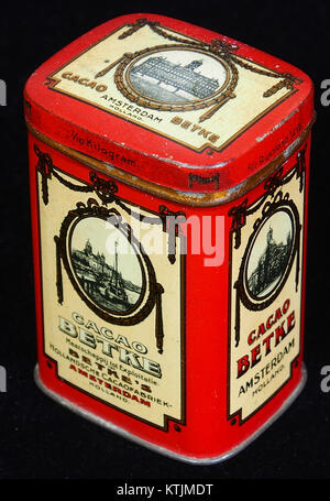 Questa immagine mostra una lattina da 100 grammi di cacao Betke, originariamente prodotta per il mercato russo. Fa parte dell'industria alimentare e riflette il design degli imballaggi in un contesto storico. Foto Stock
