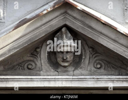 Questo edificio, situato in Jackowskiego Street in Polonia, presenta una moderna architettura urbana. Fa parte del continuo sviluppo della città e riflette lo stile contemporaneo della città che vive nella regione. Foto Stock