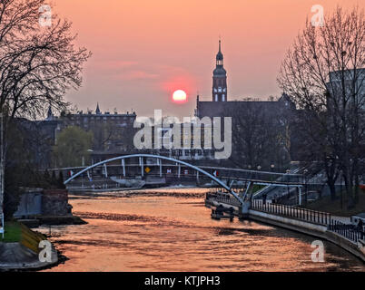 Questa immagine cattura una splendida vista del tramonto da SKbridge, mostrando il paesaggio urbano e la bellezza naturale della zona mentre il sole tramonta all'orizzonte, creando una scena tranquilla e vibrante. Foto Stock