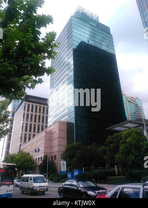 Il Baosteel Tower è un alto edificio situato a Shanghai, Cina. Fa parte del Baosteel Group, una grande società di produzione di acciaio. La torre rappresenta un design architettonico moderno e funge da importante spazio per uffici all'interno della città. Foto Stock