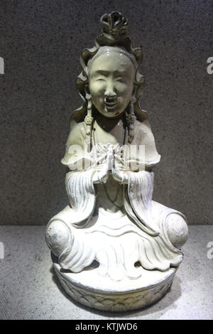 Figurina Avalokitesvara, Bat Trang forno, Hanoi, dinastia Nguyen, xix secolo D.C., bianco ceramica invetriata Museo Nazionale di Storia Vietnamita Hanoi, Vietnam DSC05438 Foto Stock