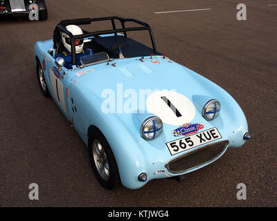 La Austin Healey Sprite Frogeye è una classica auto sportiva britannica, nota per il suo aspetto distintivo e la sua popolarità negli sport motoristici. Questa immagine è stata scattata a Zandvoort, un famoso circuito di gara nei Paesi Bassi. Foto Stock