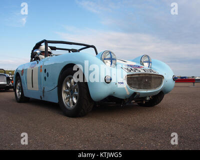 La Austin Healey Sprite Frogeye, una classica auto sportiva britannica, è esposta a Zandvoort, un famoso circuito automobilistico olandese. Questo iconico veicolo rappresenta l'ingegneria automobilistica della metà del XX secolo e la popolarità delle auto sportive da corsa. Foto Stock