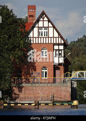 Questa immagine mostra un edificio identificato come BDG Jaz Czersko Polskie, scattato nell'agosto 2014. Cattura l'architettura e l'ambiente circostante dell'edificio, situato in Polonia. Foto Stock