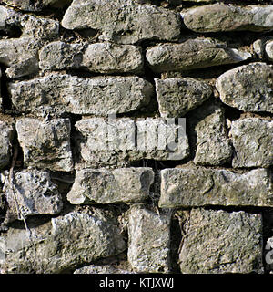 Questa struttura piastrellabile rappresenta una parete a secco, un metodo di costruzione tradizionale che utilizza pietra senza Malta. La trama è progettata per l'uso nella modellazione e nel rendering digitali, offrendo una rappresentazione realistica delle pareti a secco che si trovano in genere in ambienti rurali e storici. Foto Stock
