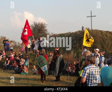 Questa immagine rappresenta probabilmente una scena della regione di Wyszogrod in Polonia, scattata durante un evento teatrale o culturale tenutosi il 18 settembre 2014. Il titolo si riferisce all'evento o alla rievocazione, che mostra la cultura o la storia locale. Foto Stock