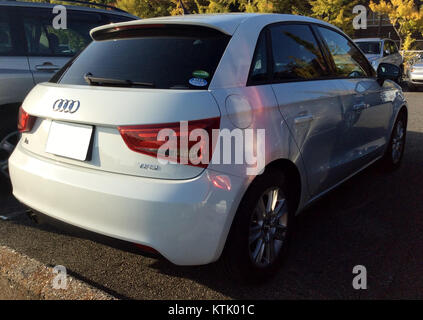 La vista posteriore dell'Audi A1 Sportback 1,4 TFSI (8XCAX) mostra il design elegante e le caratteristiche moderne di questa berlina compatta. Nota per le sue prestazioni sportive e l'efficienza del consumo di carburante, è una scelta popolare tra gli appassionati di auto compatte. Foto Stock
