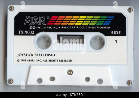 Questa voce si riferisce a una cassetta di programmi per computer Atari, in particolare il joystick Sketchpad TX 9032, un pezzo di tecnologia d'epoca dell'era informatica. Rappresenta l'intersezione tra il gaming e la prima computer grafica. Foto Stock