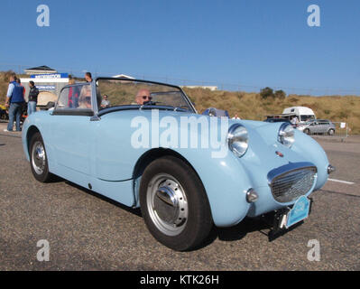 La Austin Healey Sprite AE 13 58 è una classica auto sportiva britannica degli anni '1950 Noto per le sue dimensioni compatte e il design sportivo, è diventato popolare per la convenienza e le prestazioni. Il modello è spesso riconosciuto per il suo stile distintivo e rimane un oggetto da collezione. Foto Stock