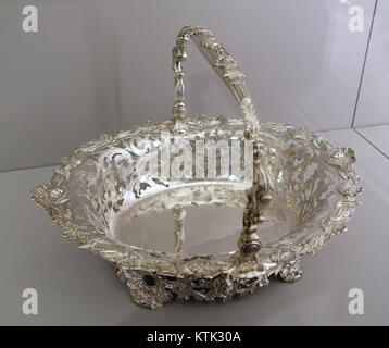 Il cesto d'argento, realizzato dall'argentiere britannico Paul de Lamerie nel 1738-1739, è uno squisito esempio di artigianato di epoca georgiana, ora ospitato nel Fogg Art Museum, Università di Harvard. Foto Stock