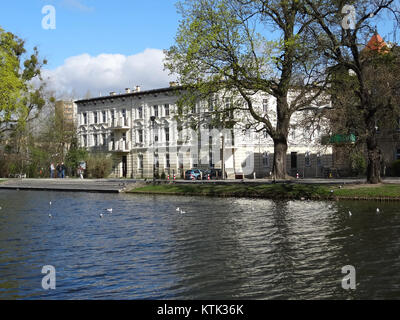 Fotografia del canale Bydgoszcz (Stary Kanał Bydgoski) a Bydgoszcz, Polonia, scattata il 12 aprile 2015. Il canale è una caratteristica storica e di navigazione significativa della città, che riflette il suo ricco patrimonio industriale. Foto Stock
