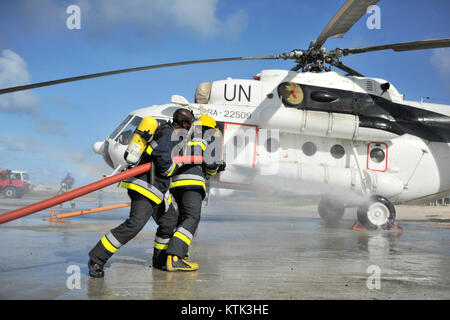 Questa immagine mostra un'esercitazione antincendio condotta presso l'aeroporto di Mogadiscio. L'esercitazione dimostra la preparazione e le capacità di risposta alle emergenze del personale aeroportuale e delle squadre antincendio in caso di incidenti legati all'aviazione. Foto Stock
