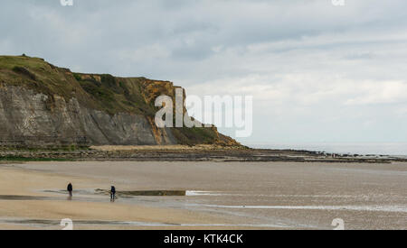 La spiaggia di Arromanches a Calvados, in Francia, con la bassa marea, offre una vista sulla sua costa unica e sul suo significato storico, specialmente in relazione agli eventi della seconda guerra mondiale. Foto Stock