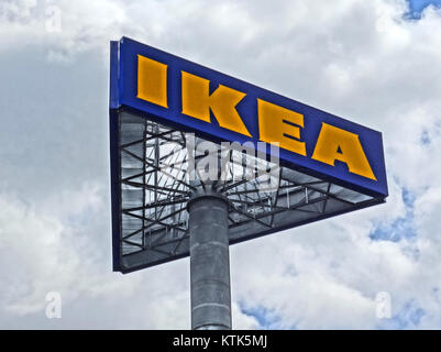 Questa foto cattura un evento o una mostra tenutasi all'IKEA nel 2015. L'azienda, nota per i suoi mobili flat pack e i design scandinavi, continua a influenzare l'arredamento e la vendita al dettaglio a livello globale. Foto Stock